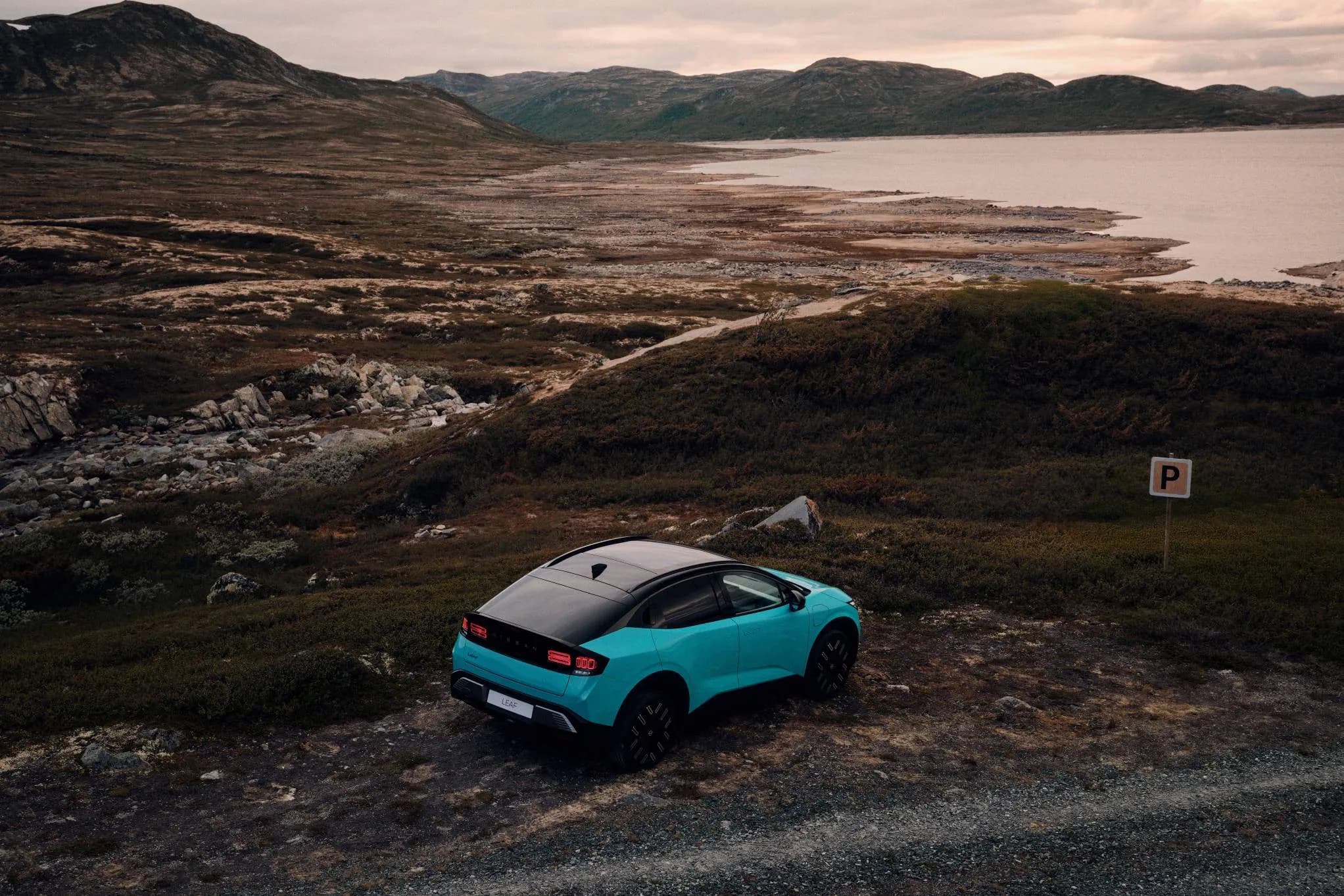 Nissan Leaf em paisagem natural